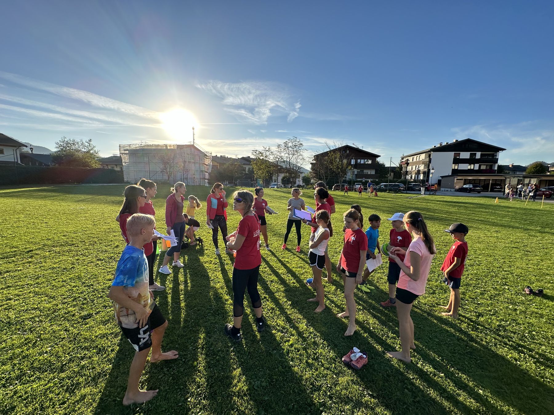 Kinder beim Training am Sportplatz in der Abendsonne